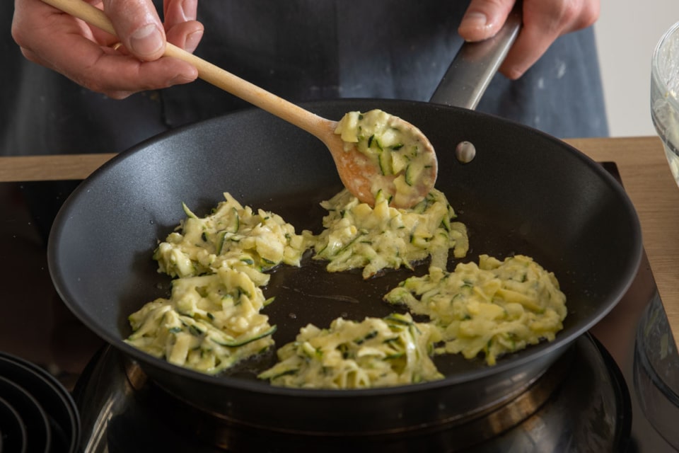 Knusprige Zucchinipuffer: schnell &amp; einfach | Rezept
