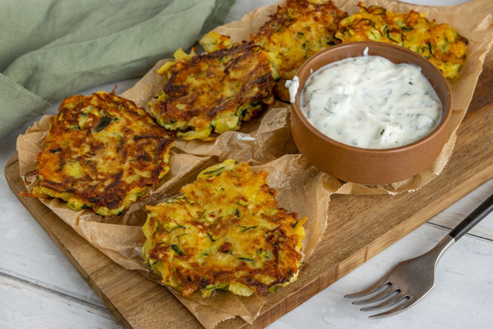 Einfache und schnelle Zucchinipuffer | Rezept - eat.de