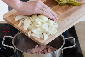 Zwiebeln und Wurst anbraten