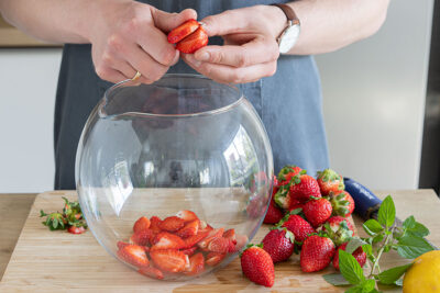 Erdbeeren säubern und schneiden