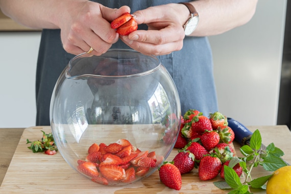 Alkoholfreie Erdbeerbowle mit frischen Erdbeeren | Rezept ...