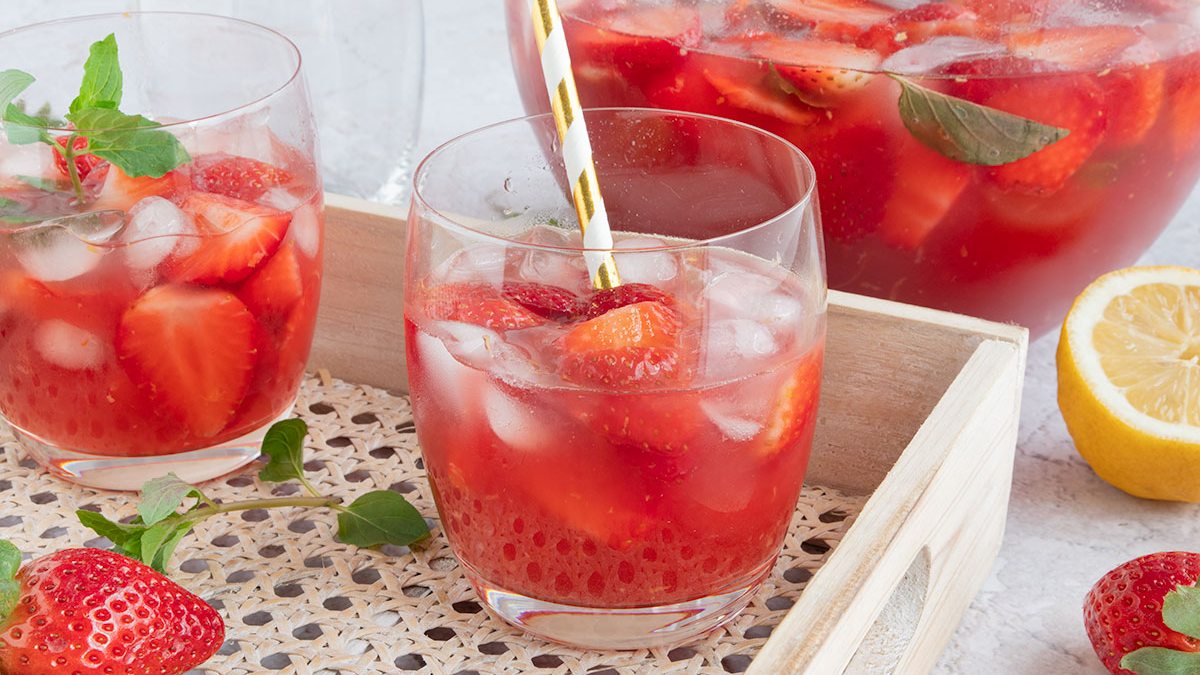 Erdbeerbowle Alkoholfrei mit frischen Erdbeeren | Rezept - eat.de