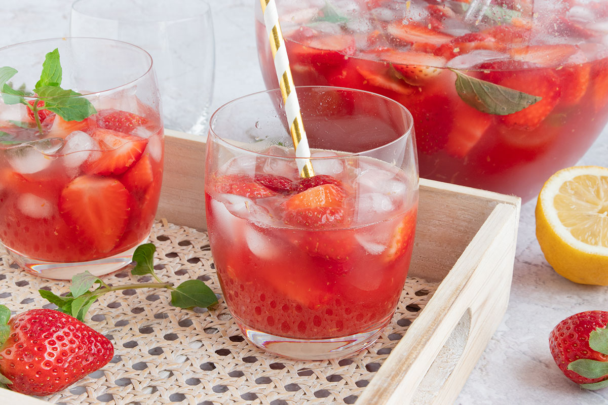 Alkoholfreie Erdbeerbowle mit frischen Erdbeeren | Rezept - eat.de