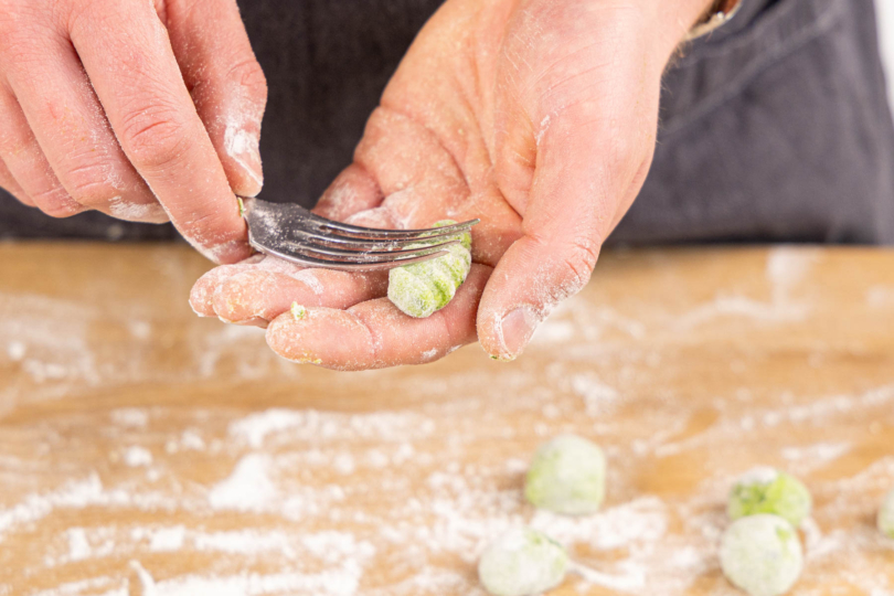 Gnocchi mit einer Gabel leicht andrücken