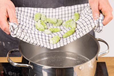 Bärlauch-Gnocchi kochen