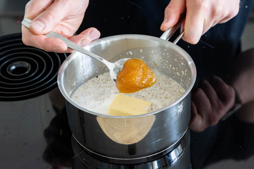 Honig zum Buchweizenbrei geben