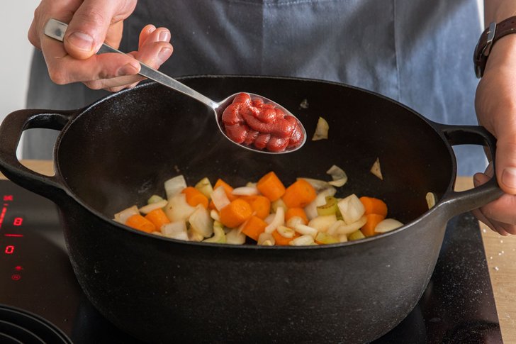 Tomatenmark zum Gemüse geben und anschwitzen