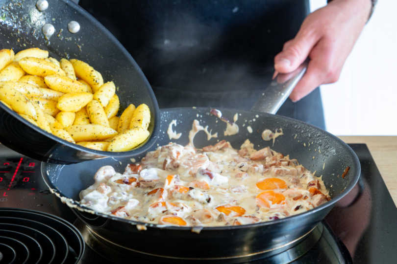 Schupfnudeln zur Kasslerpfanne geben