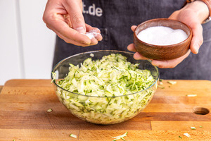 Zucchini salzen