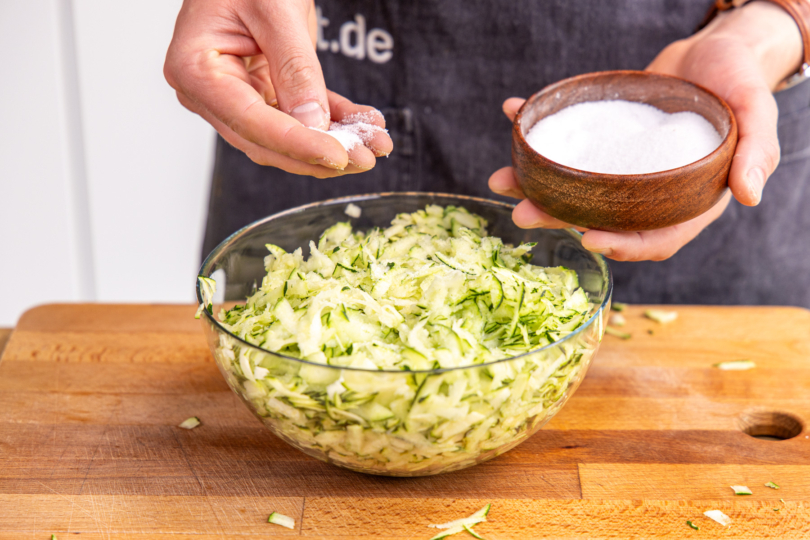Zucchini salzen