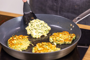 Zucchinipuffer anbraten