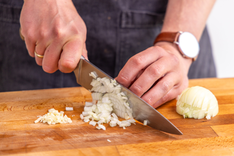 Zwiebel würfeln
