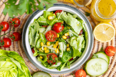 Bunter Kopfsalat mit 5-Minuten-Dressing top-down