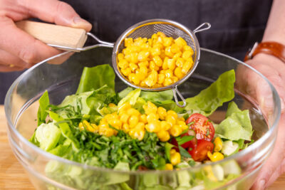Mais zum Kopfsalat geben
