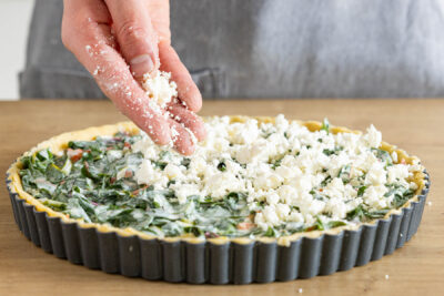 Mangold-Quiche mit Feta bestreuen