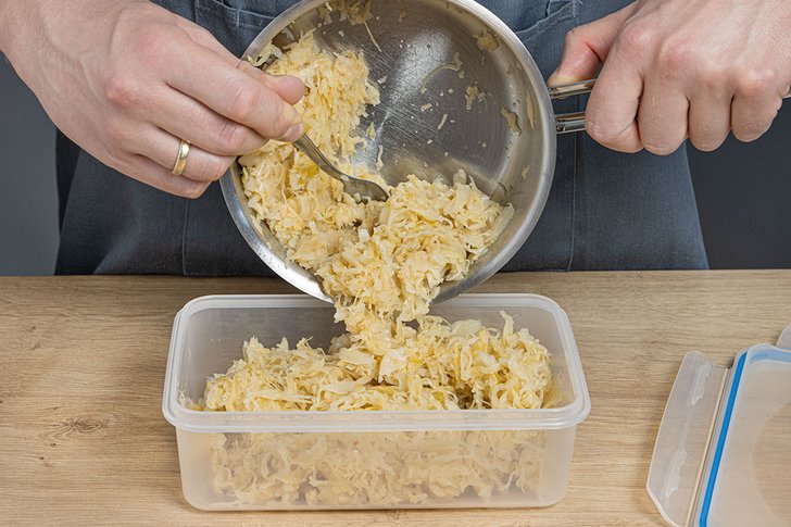 Sauerkraut in luftdichte Behälter füllen