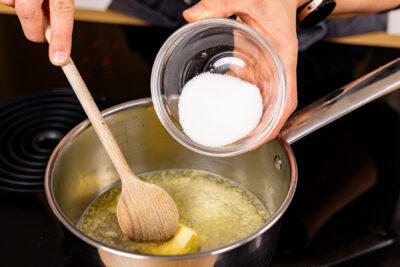 Zucker mit Butter schmelzen