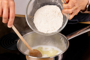 Mehl zur geschmolzenen Butter geben