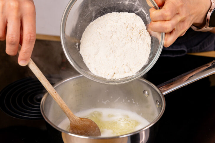 Mehl zur geschmolzenen Butter geben