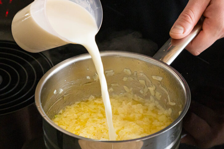 Zwiebelwürfel anbrtane und mit Milch aufgießen