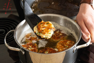 Tiroler Kaspressknödel in der Brühe ziehen lassen