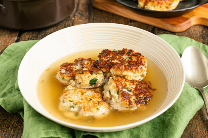 Tiroler Kaspressknödelsuppe mit kräftiger Brühe