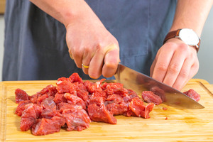 Rindfleisch klein schneiden