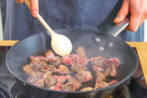 Fleisch anbraten