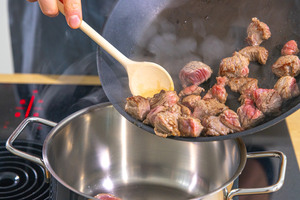 Fleisch in großen Topf geben