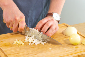 Zwiebel und Knoblauch klein schneiden