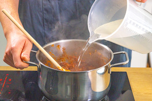 Gulasch mit Wasser auffüllen