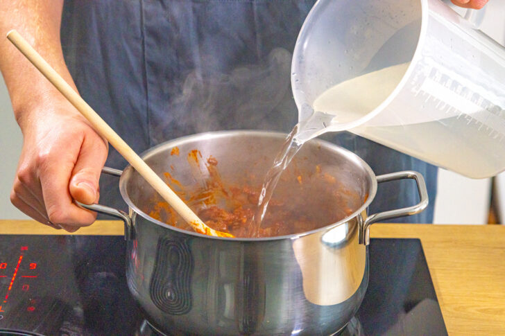 Gulasch mit Wasser auffüllen