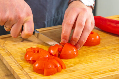 Tomaten klein schneiden
