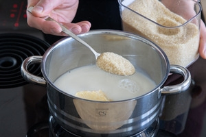 Zucker und Margarine zur Milch geben
