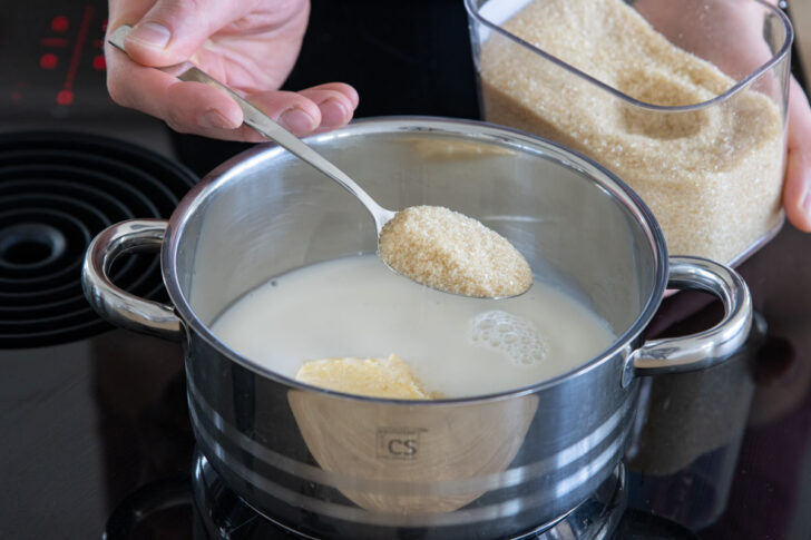 Zucker und Margarine zur Milch geben