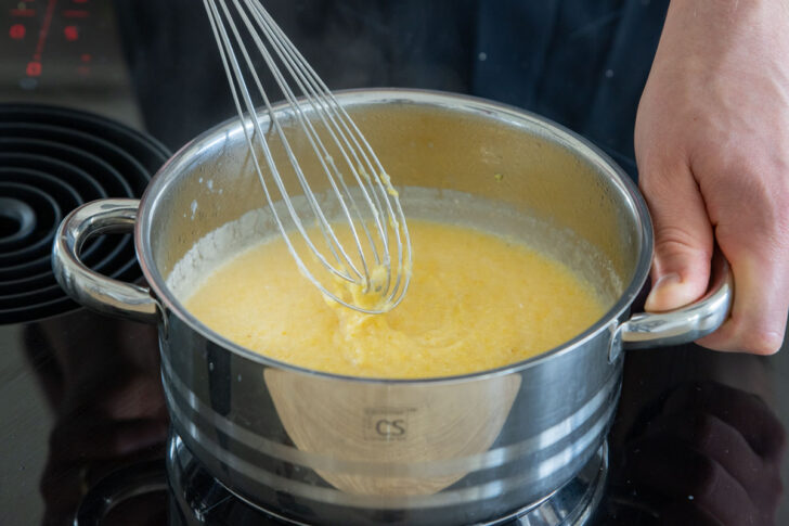 Polenta im Topf kochen