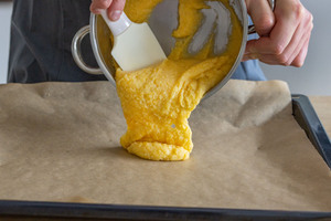 Polenta auf Backblech gießen