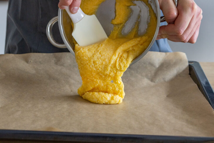 Polenta auf Backblech gießen