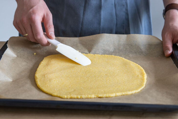 Polenta auf Backblech dünn verteilen