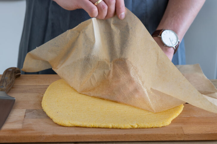 Backpapier von Polenta abziehen