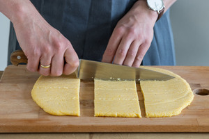 Polenta in Schnitten schneiden