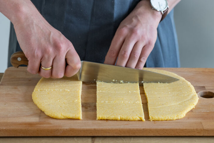 Polenta in Schnitten schneiden