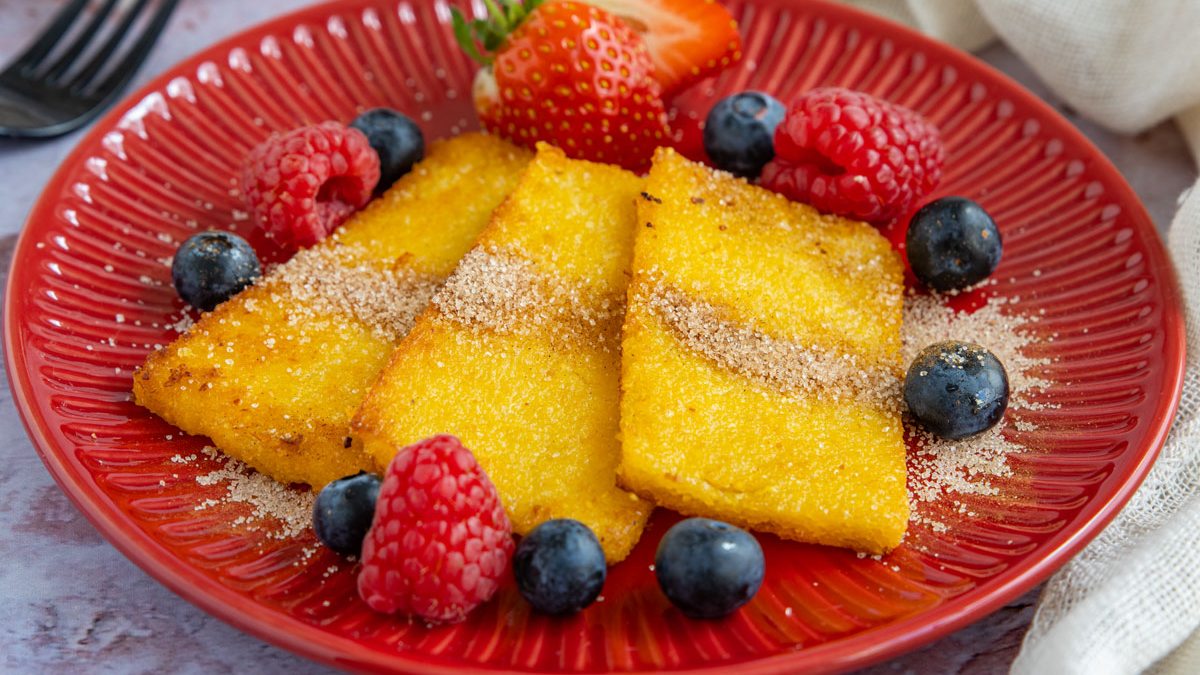 Süße vegane Polentaschnitten mit Zimt und Zucker | Rezept - eat.de