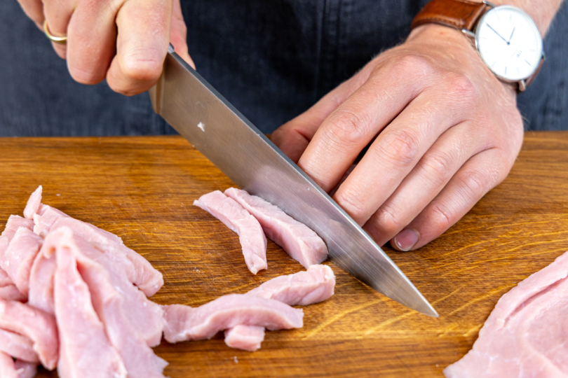 Kalbsfleisch in Streifen schneiden