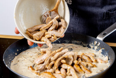 Fleisch zurück in die Pfanne geben
