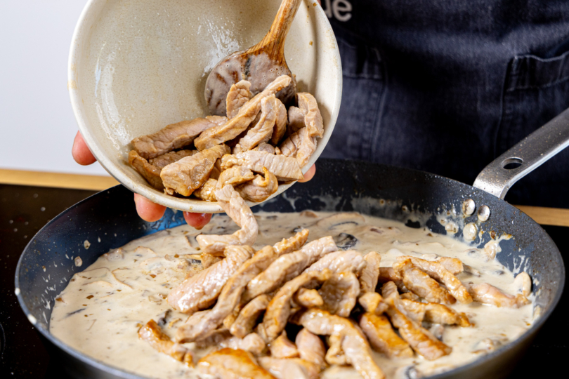 Fleisch zurück in die Pfanne geben