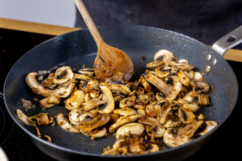 Champignons und Schalottenwürfeln anschwitzen