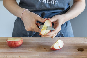Kerngehäuse vom Apfel entfernen