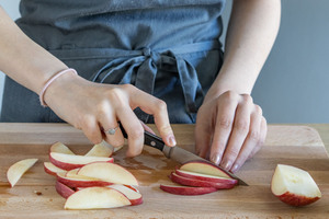 Apfel in Spalten schneiden