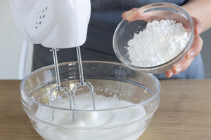 Puderzucker zum Eischnee geben
